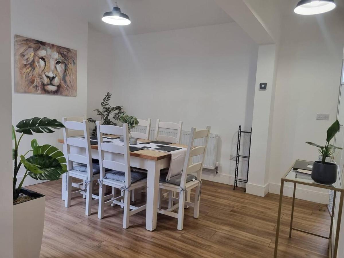 Modern 4-Bedroom Townhouse With Private Garden Abertillery Exterior photo