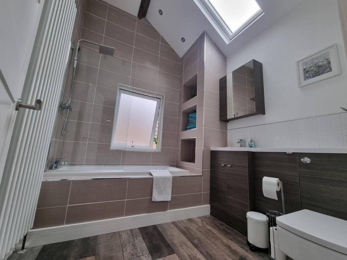 Modern 4-Bedroom Townhouse With Private Garden Abertillery Exterior photo