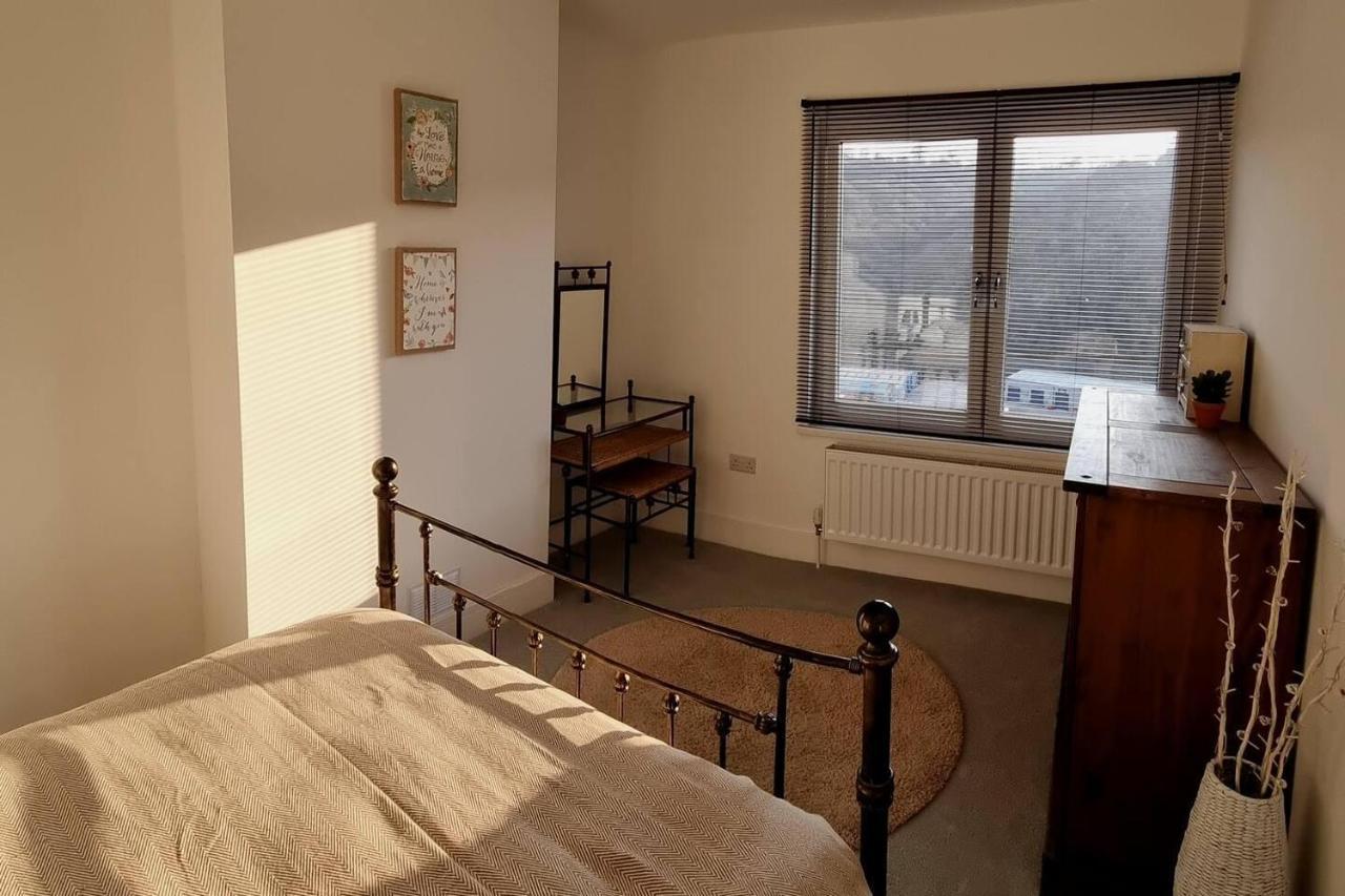 Modern 4-Bedroom Townhouse With Private Garden Abertillery Exterior photo