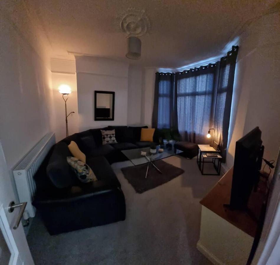 Modern 4-Bedroom Townhouse With Private Garden Abertillery Exterior photo